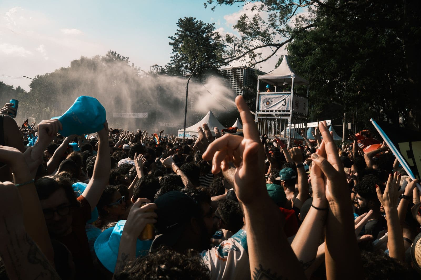 Foule rassemblée devant la scène d'un festival en plein air