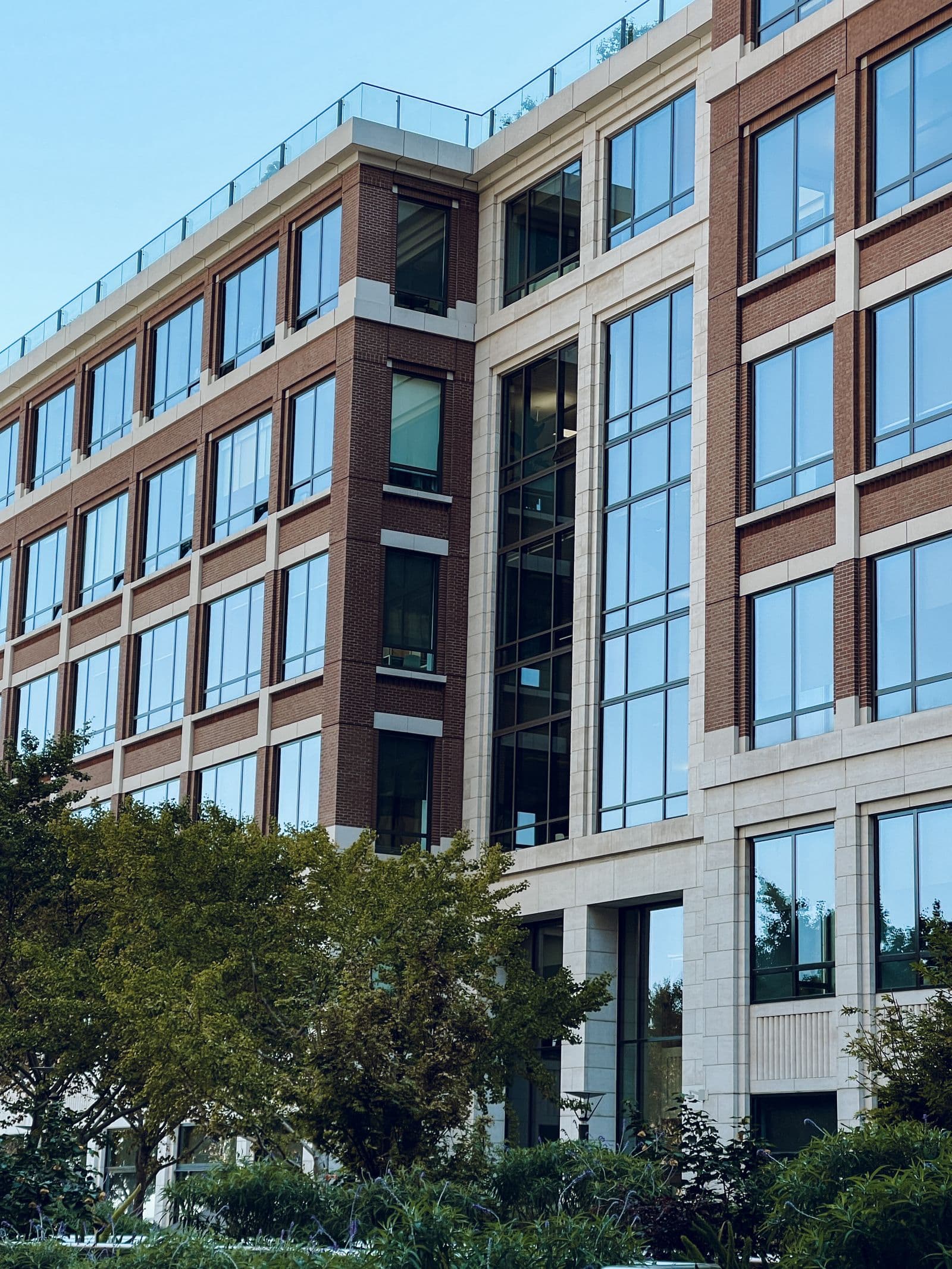 Façade d'un immeuble de bureaux contemporain entouré de verdure