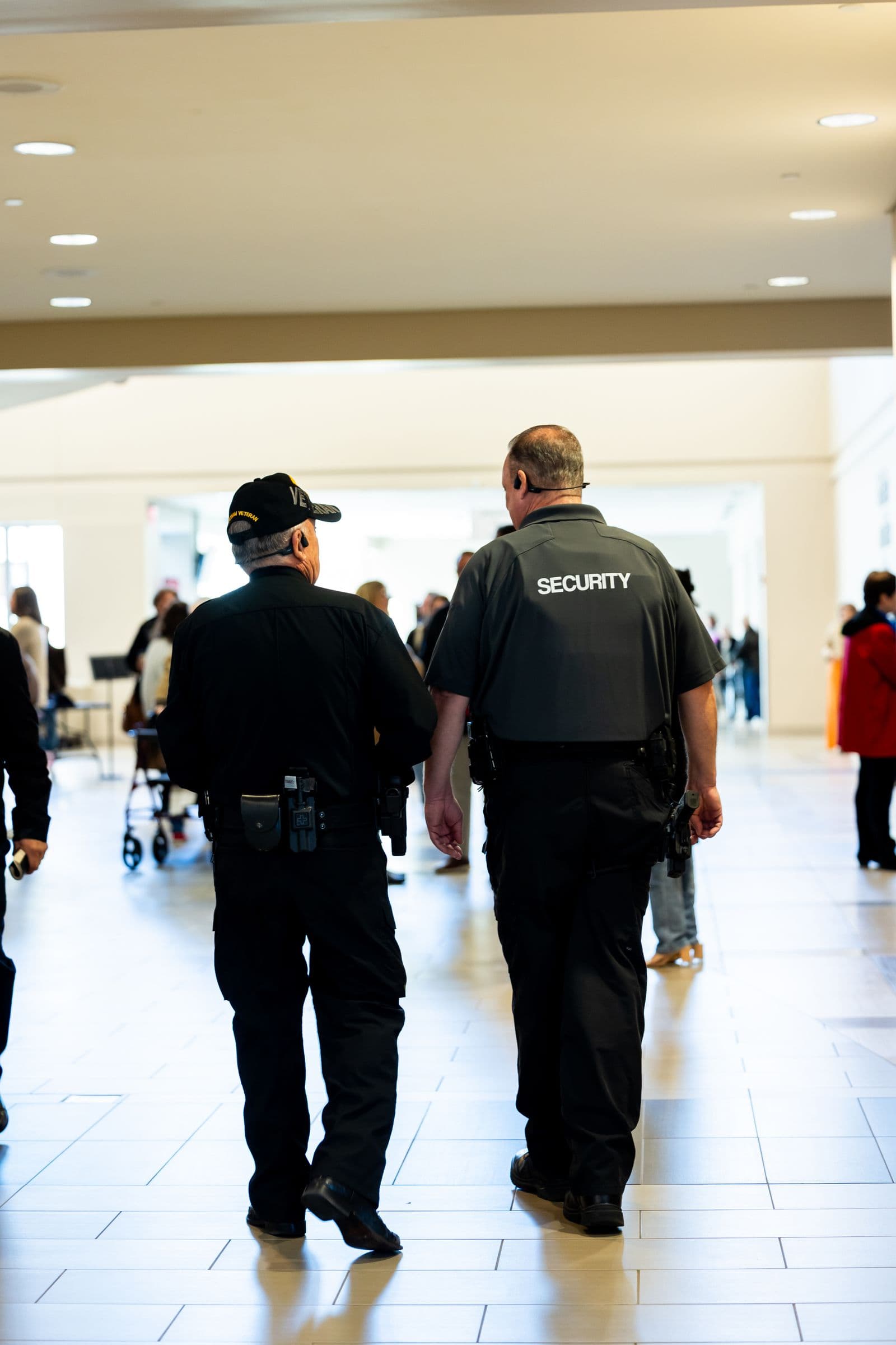 Deux agents de sécurité effectuent une ronde dans un site ouvert au public