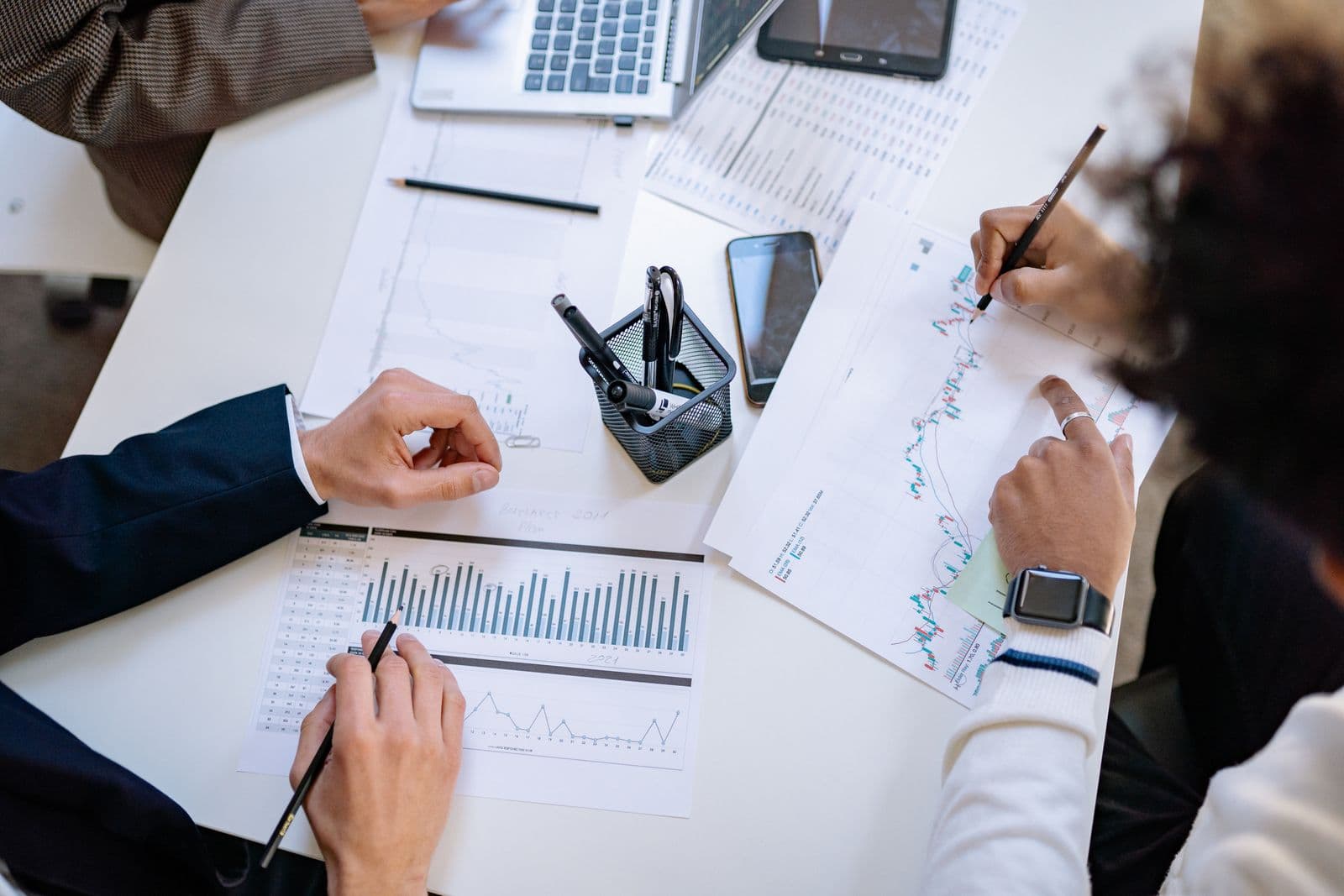 Une équipe analyse des graphiques et des tableaux financiers en réunion