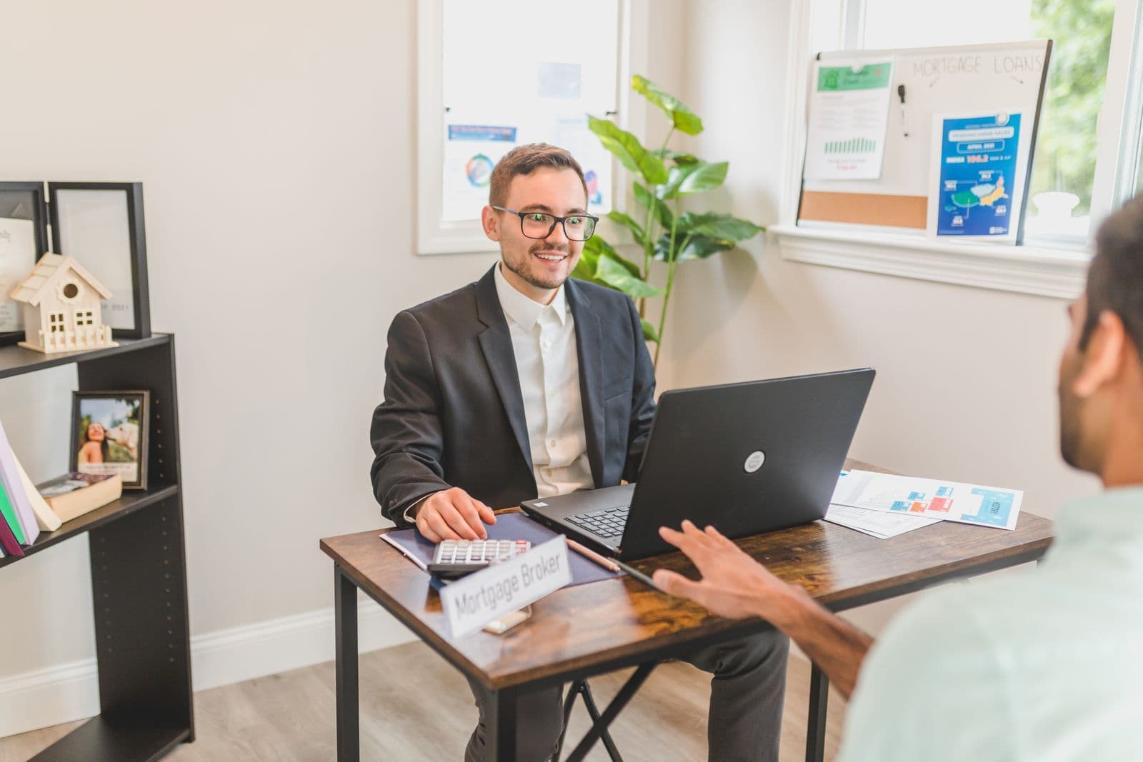 Un courtier reçoit un client à son bureau pour étudier son financement