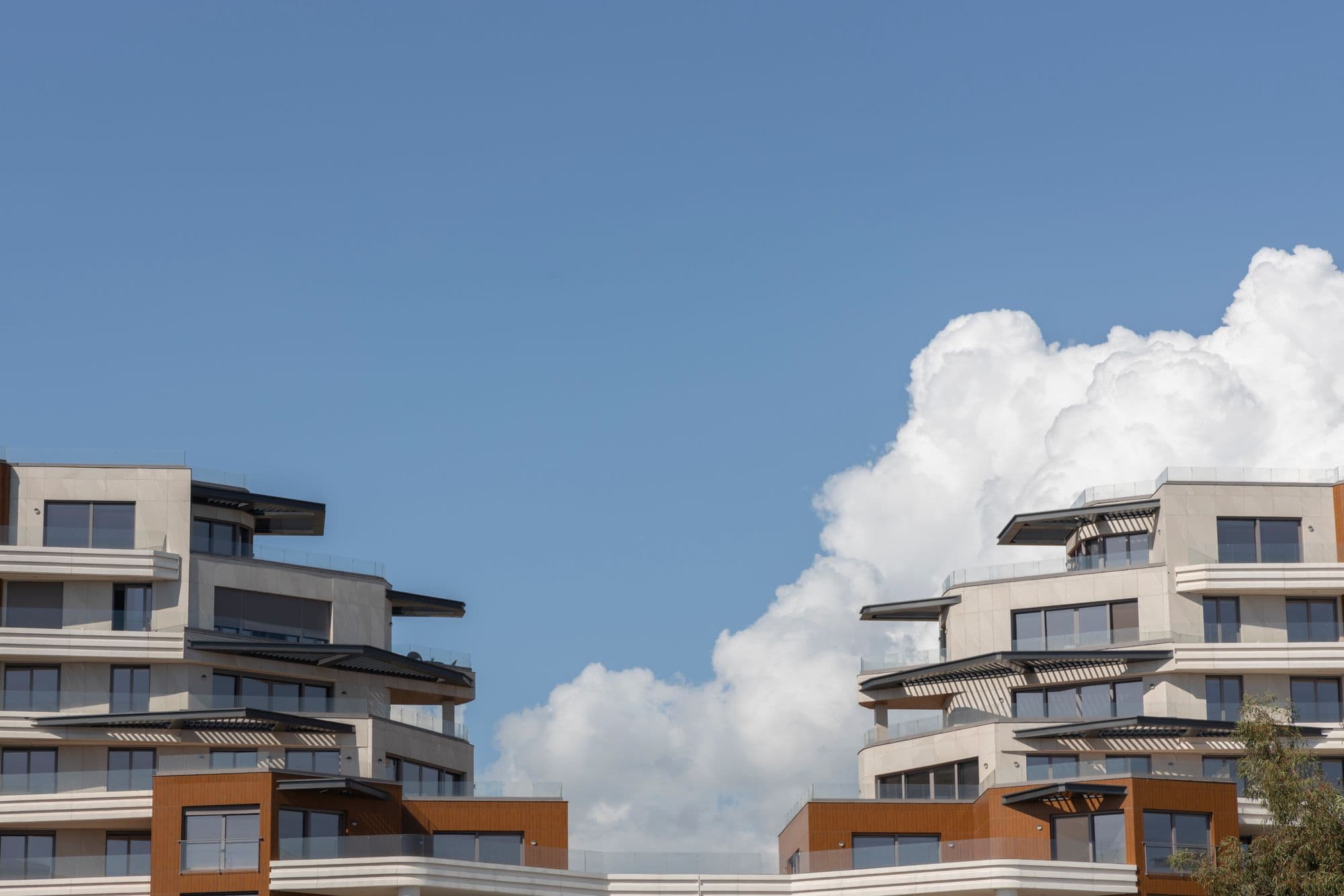 Façade d'immeubles résidentiels contemporains sous un ciel dégagé
