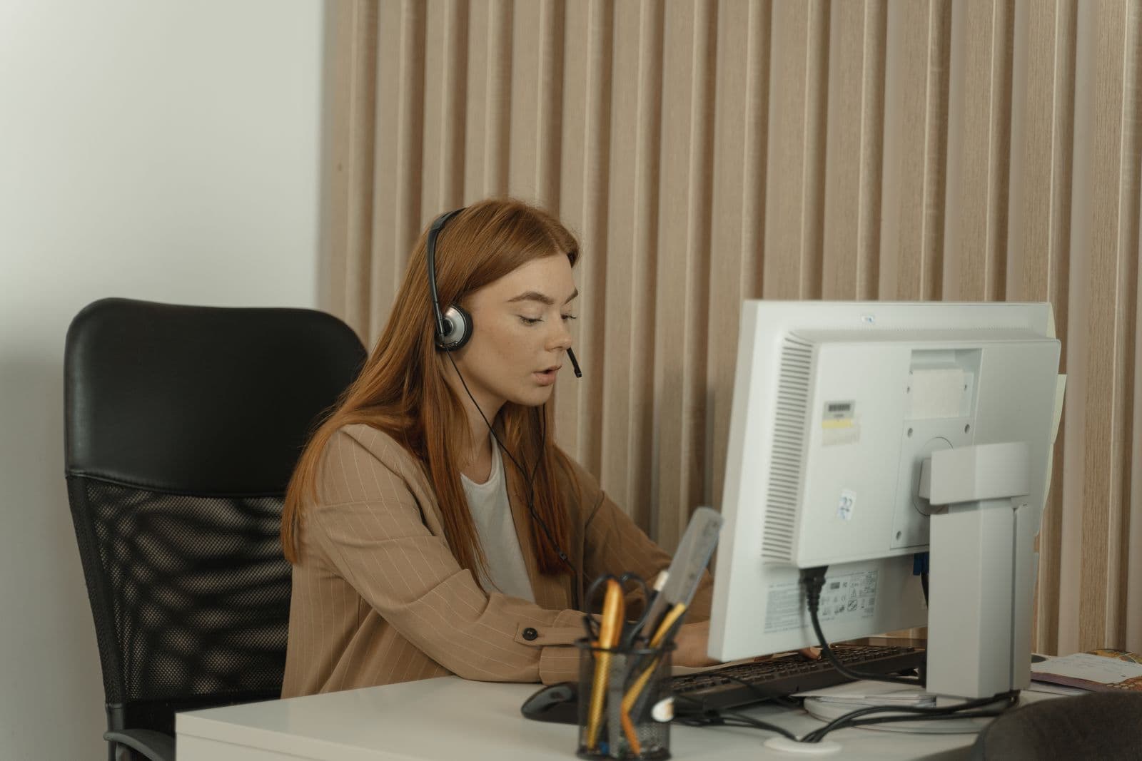 Une téléopératrice répond à un appel avec son micro-casque